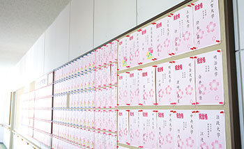 合格掲示板 先輩の成果は後輩の励みになっています